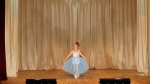 девочки красиво танцуют вальс