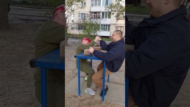 Поборолись немного во дворе. Армрестлинг смотреть онлайн