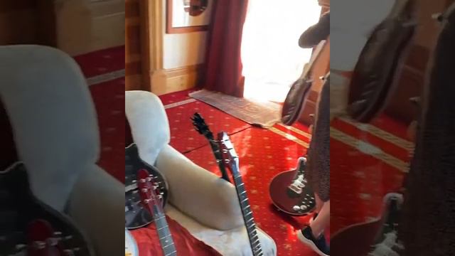 Brian May Sign Red Special Guitar Replica#Short #Brianmay #MarieQuisel смотреть онлайн