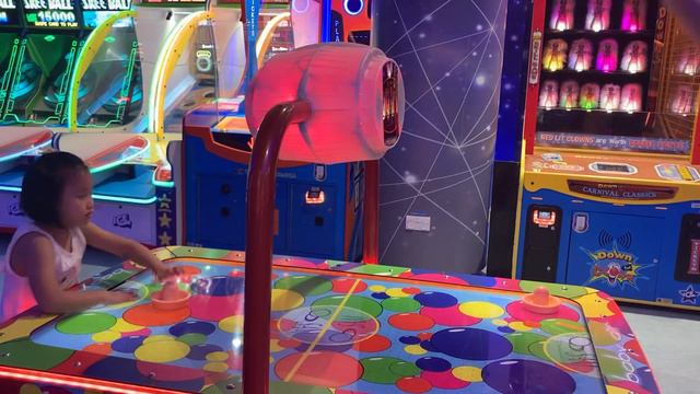 How to play air hockey game with your kids 👧 enjoy 😉 at magic planet burjuman dubai nice 👍 смотреть онлайн