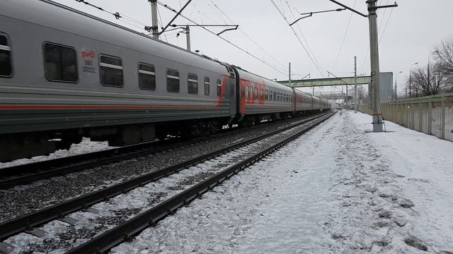настоящий зелёный ЧС7-008 СЖД с поездом 131 Орск-Москва и ЭД4М-0295 в Голутвин смотреть онлайн