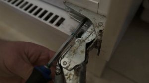 Ремонт встроенного холодильника Liebherr (замена петель от холодильника Gorenje)