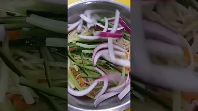 Лапша с грибами эноки Noodles With Enoki Mushrooms नूडल्स के साथ Enoki मशरूम