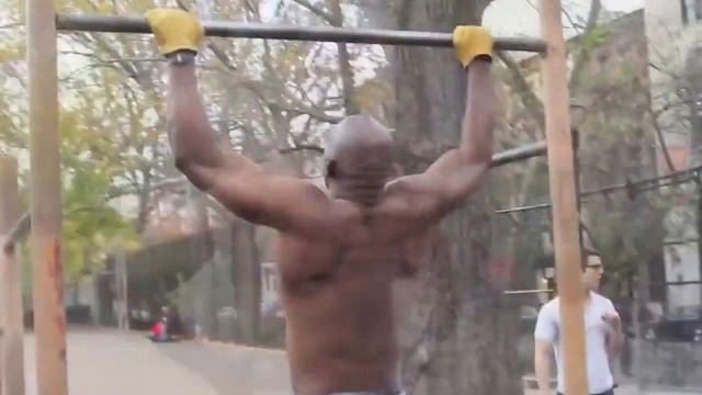 Сильный турникмен в 60 лет!