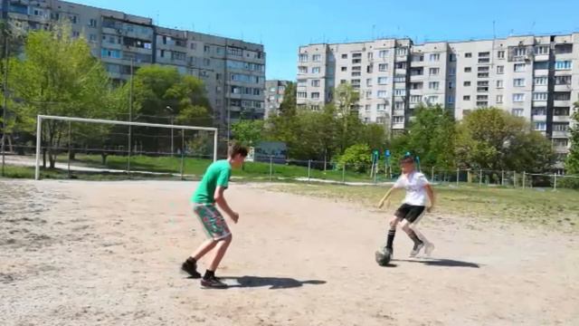 ИГРА В ФУТБОЛ: Обычный человек VS Я. смотреть онлайн