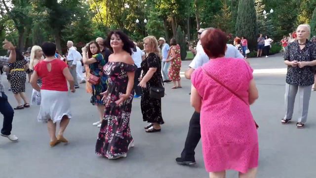 ТОПОЛЯ, ТОПОЛЯ ВСЕ В ПУХУ! ТАНЦЫ ХАРЬКОВ УКРАИНА СЧАСТЛИВЫЕ ДНИ смотреть онлайн