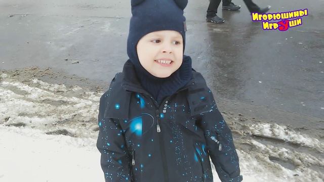 Едет желтый трактор с огромной щеткой Игорюша изучает тракторы помощники смотреть онлайн