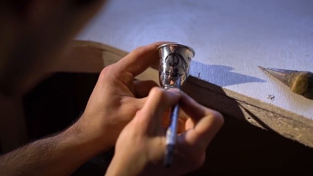 Стопка из серебра с холодной эмалью / Кубачинские мастера делают своими руками рюмку для водки! смотреть онлайн