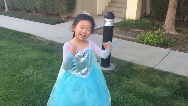 FROZEN DRESSES & SHOES REVIEW Disney Princess Elsa Anna Olaf смотреть онлайн