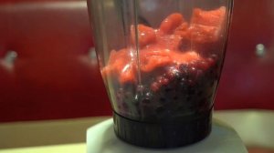 Витаминный смузи из замороженных ягод.