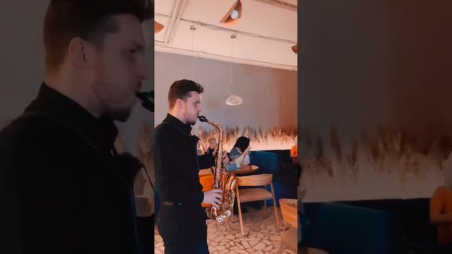Поздравление с Днём Рождения под саксофон 🎷 в кафе Хололо смотреть онлайн