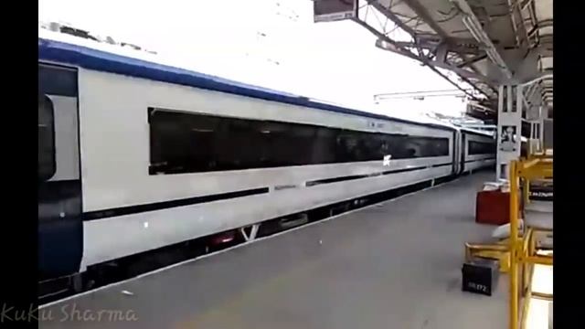 RARE! Engineless VANDE BHARAT EXPRESS departs behind an ENGINE! || 2nd Rake Of Train-18! смотреть онлайн