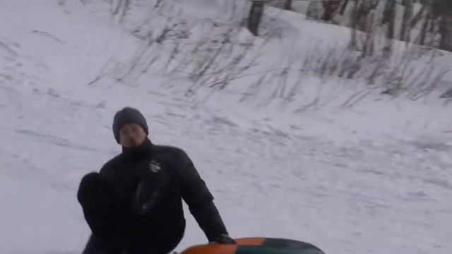 Человек на сноутьюбе едет с горки и прикольно падает смотреть онлайн