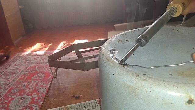 на дне кастрюли появились дырки будем их паять смотреть онлайн