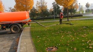 Ассенизаторская машина откачивает  КНС с 6м.