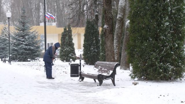 В парках и скверах Смоленска убирают выпавший 23 ноября снег.