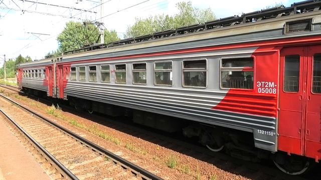 ЭТ2М-050 "Россия" сообщением Сиверская — Санкт-Петербург делает остановку на о.п. Лесное смотреть онлайн