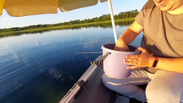 Ночую в лодке на огромном озере. Как ловят бортовыми удочками. Рыбалка на леща подводные съёмки смотреть онлайн