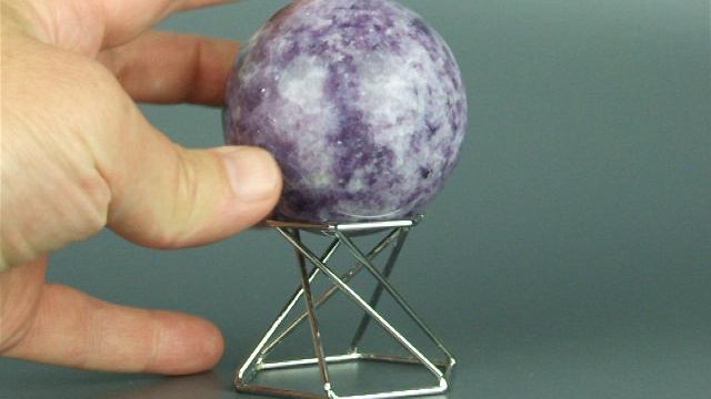 Шар из минерала Лепидолит 60 мм //611nk смотреть онлайн