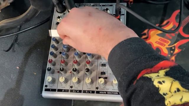 Bheringer Eurorack UB802 Mic Blendings never been so fun or easy!!! смотреть онлайн