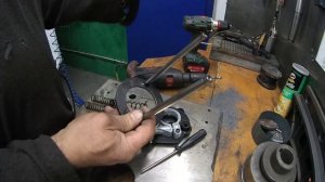 Приспособление для нарезание резьбы шуруповертом.