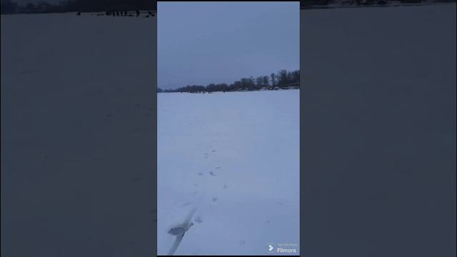 Зима - рыбалке не помеха🥰 смотреть онлайн