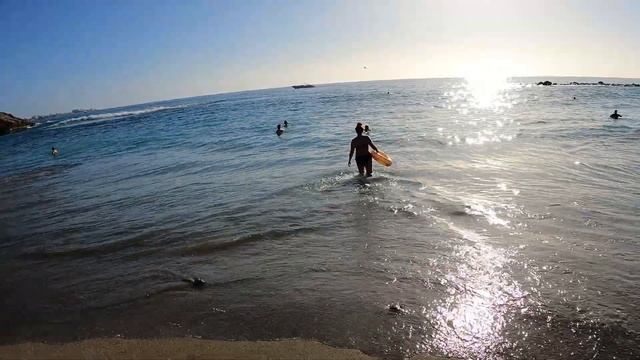 Beach walk Del Duque beach. Big waves. December in Tenerife. Costa Adeje. Travel blog from Spain 4K смотреть онлайн