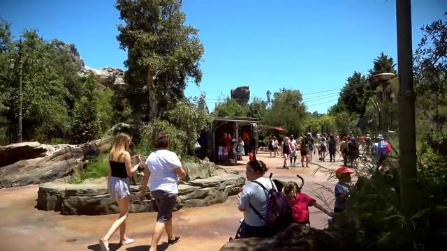 Complete Walk through of Disneyland - Acoustic sights and sounds of Disneyland смотреть онлайн