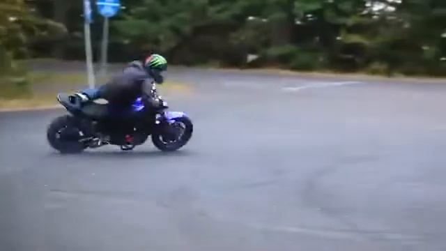 КРАСАВЧИК НА БАЙКЕ,ПРИЗРАЧНЫЙ ГОНЩИК))) ПРИКОЛЬНЫЕ ТРЮКИ,СУПЕР смотреть онлайн