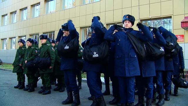 В призывном пункте Благовещенска проводили полсотни новобранцев смотреть онлайн