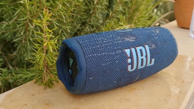 JBL Charge 5 Bass so strong it moves !! смотреть онлайн