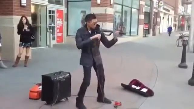 Уличный скрипач Очень круто играет! смотреть онлайн