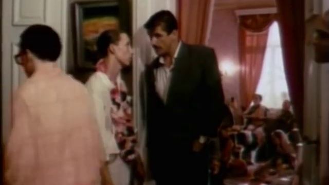 Официант C золотым подносом