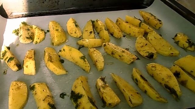 ДУЖЕ СМАЧНА ЗАПЕЧЕНА КАРТОПЛЯ в ДУХОВЦІ. Простий рецепт приготування картоплі. Просто і Смачно смотреть онлайн