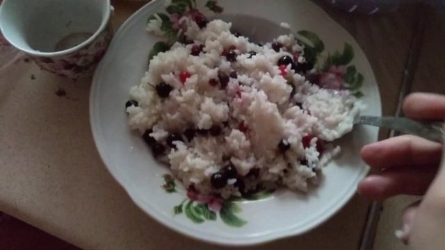 Рисовая каша с черной смородиной. Кулинарный рецепт. Вкусная еда смотреть онлайн