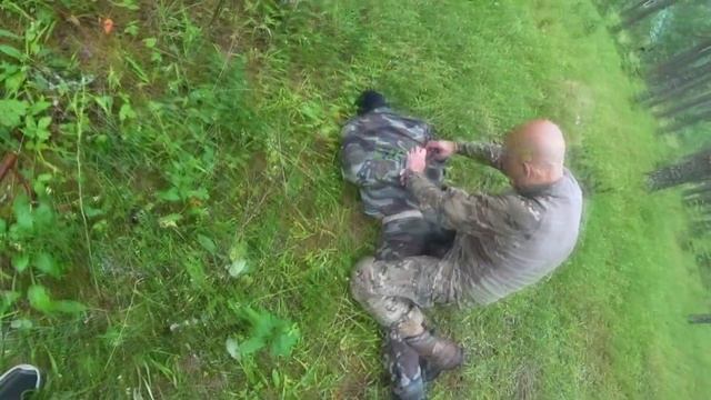 Нож против пистолета Связать руки ремнем Тактический ножевой бой Мгновенная Нейтрализация