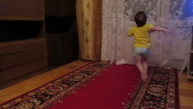 Милана со своим братиком устроили танцы... смотреть онлайн