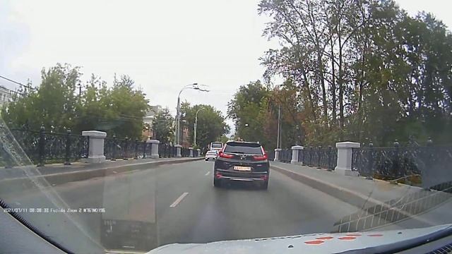 20210711 белый Форд Экоспорт подрезает красный Рено Логан смотреть онлайн