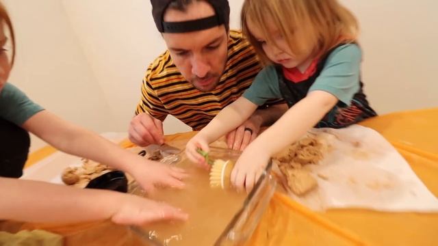 ?? BABY DiNOSAUR EGGS ? Adley & Niko digging for Pet Dinos, Learning Dino Names and Niko’s Song смотреть онлайн