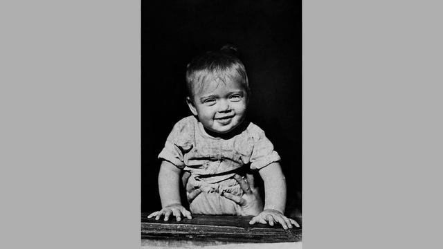 37 редких фотографий детства знаменитых звезд смотреть онлайн