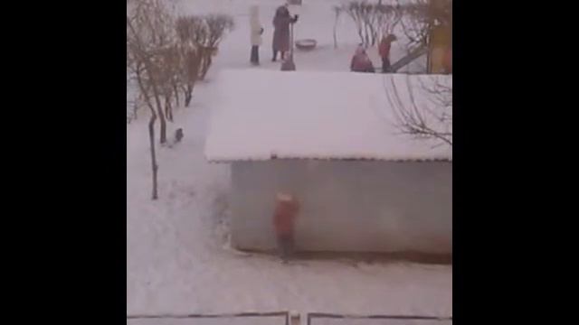 Девочка ест снег пока все отвернулись.... смотреть онлайн