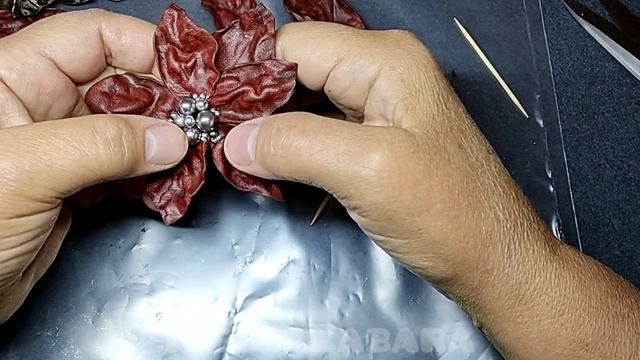 БРОШЬ-ЦВЕТОК ИЗ КОЖИ. (ДАЖЕ ИЗ САМОЙ ГРУБОЙ КОЖИ МОЖНО СДЕЛАТЬ). БРОШЬ СВОИМИ РУКАМИ смотреть онлайн