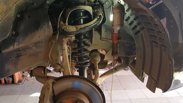 Установили новые стойки на Land Cruiser 200 смотреть онлайн