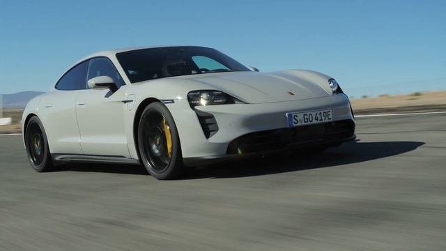 Porsche Taycan GTS in Chalk | Driving On Track | 2022 MY | смотреть онлайн