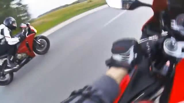 гонки на мото Honda CBR1000RR Vs CBR1000RR 300км/ч