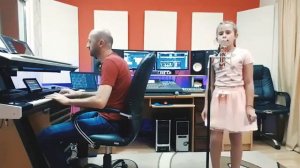 Цыганская девочка поёт амале пе