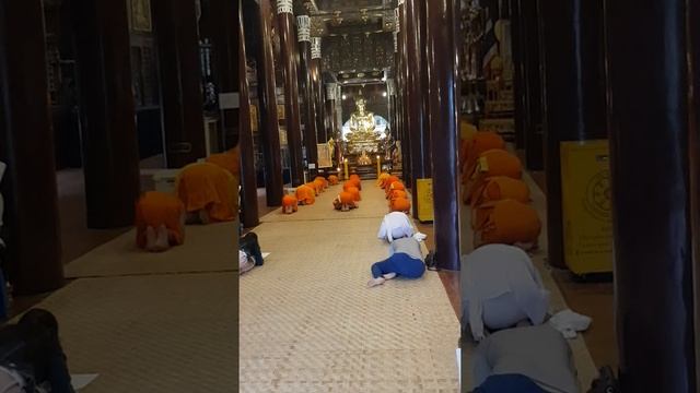 Служба в старинном будийском храме. Чианг май. Таиланд.(2) смотреть онлайн