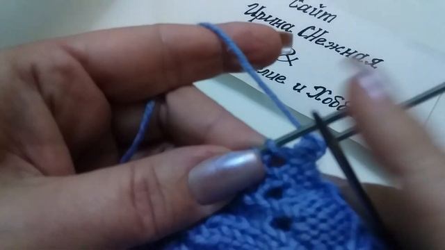 Очаровательный ажурный узор по диагонали для вязания шапочек, снудов круговыми рядами на весну смотреть онлайн