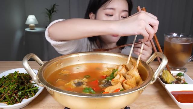 뜨끈칼칼 골뱅이탕♨️ 쫀득한 어묵, 부추무침 먹방 MUKBANG(ASMR X) | Spicy Sea Snail Soup, Fish Cake Skewer, Seasoned Chiv смотреть онлайн