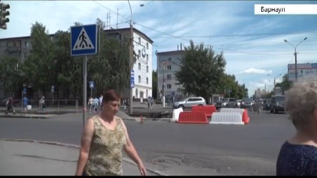 На Красноармейском проспекте в Барнауле провалился новый асфальт. Дорожные службы не виноваты смотреть онлайн